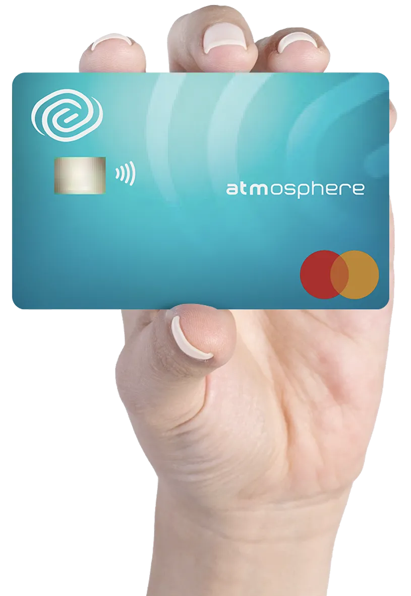 Tarjeta Atmosphere Card en mano