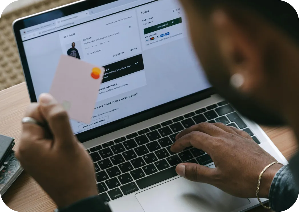 Persona comprando en ecommerce
